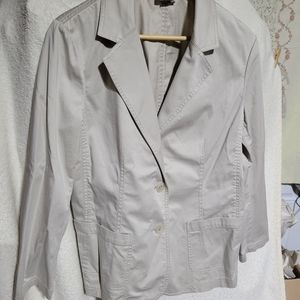 (2238) J Jill, Jacket, Size M. Petite, off white color,
